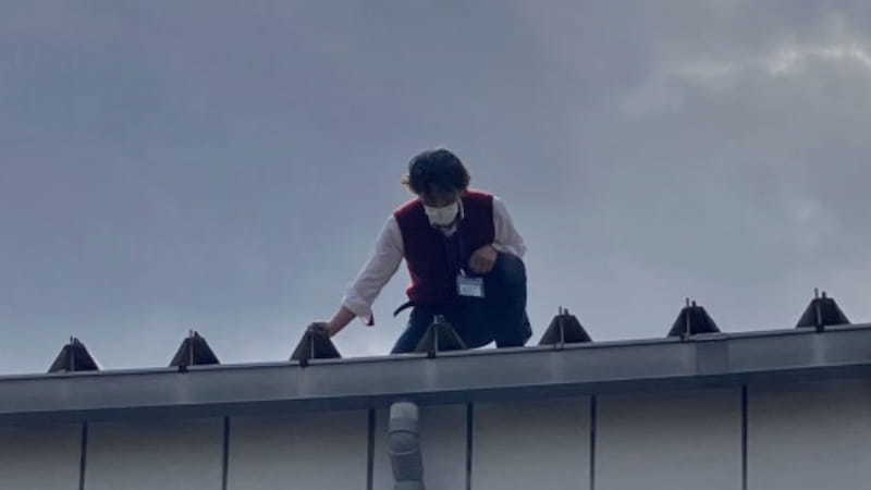 大規模精密工場の屋根上で行う高所雨漏り診断：工場の操業を止めないための執念の精密目視調査