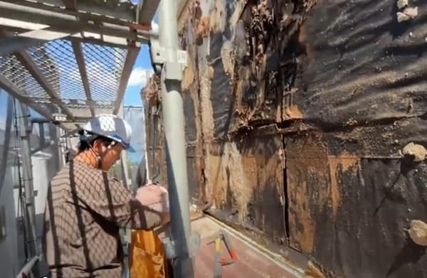 福生の雨漏り診断士よねだによるベランダ修理：雨漏りで腐食したサイディング下地の木部を解体・修理している深刻な現場の様子