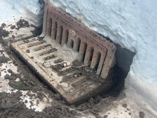 鉄骨造ALCアパート屋上の排水口：錆と堆積した泥による雨漏り原因箇所の特定