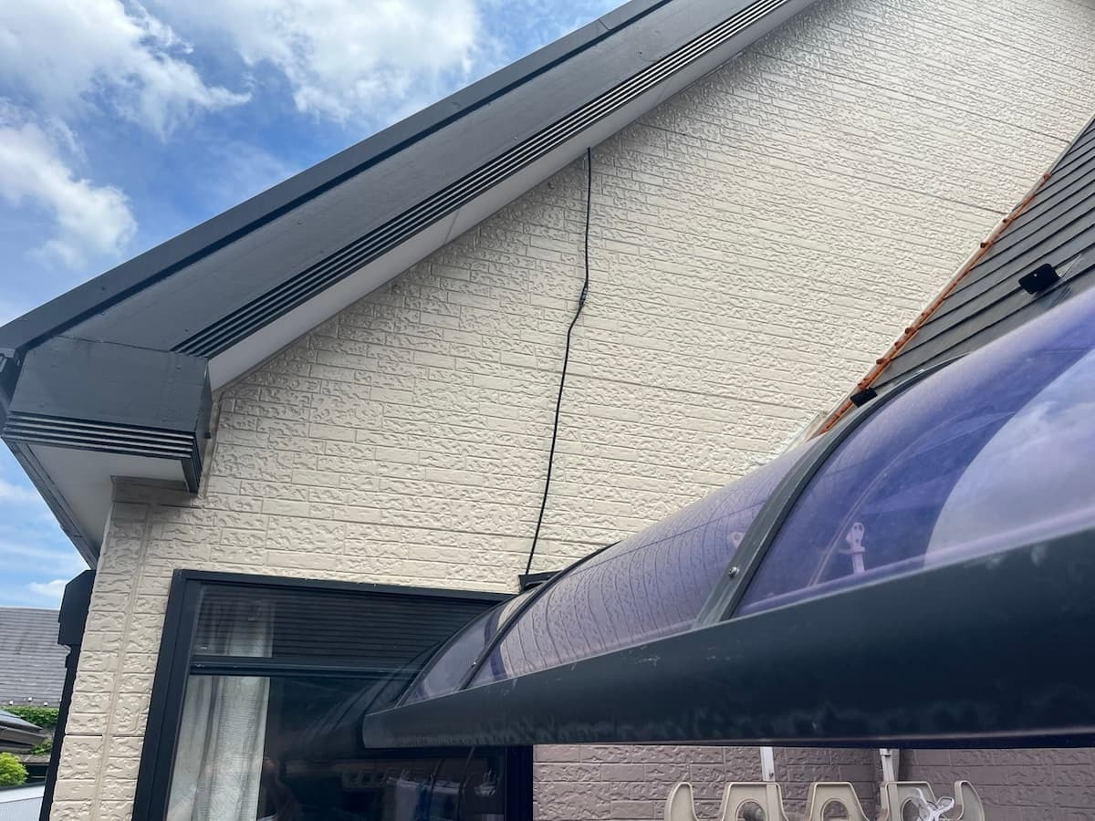 埼玉県さいたま市の木造住宅にて、5社が失敗した10年来の雨漏りを、ホークアイズが精密な散水調査と論理的診断で完治させた修理実例写真