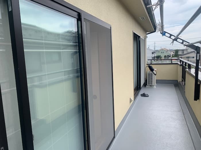 福生市のベランダ雨漏り修理事例：原因特定調査とFRP防水工事で総額22万円。窓周りの不具合を4日間で完治させたホークアイズの施工実績