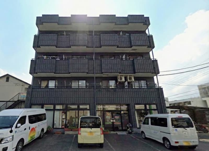 茨城県つくば市の雨漏り解決事例：修理が完了した鉄骨造4階建てALC外壁アパートの全景