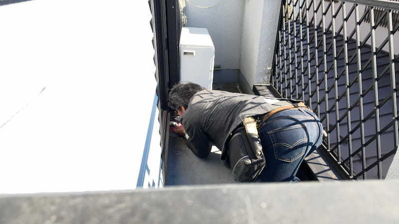 ベランダの隅々まで這いつくばって行う精密目視診断：スーツ姿で一切の妥協を許さず雨漏り原因を特定する雨漏り診断士米田の執念