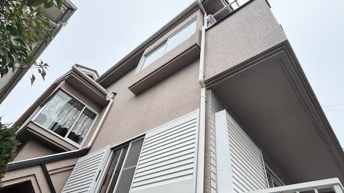 築41年戸建ての雨漏り修理事例：1階和室への雨漏りを43万円で解決。外壁クラック補修から樹脂注入まで5日間で施工した事例