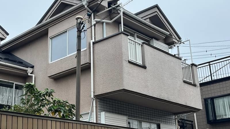 雨漏り調査対象の木造2階建て戸建住宅：全景目視診断による外壁状況の確認