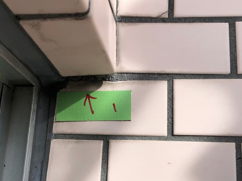 RC造マンションのタイル外壁とサッシの接合部：雨漏り原因となったタイル目地モルタルの欠損状況