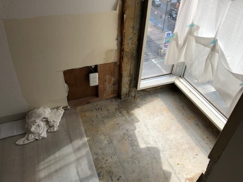 RC造10階建てマンションの階下漏水：床フローリングを撤去して露出したスラブと内壁木材の腐食状況