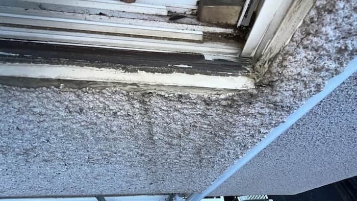 木造住宅の外壁とアルミサッシ接合部の不具合：雨漏りの原因となる湿式外壁の隙間